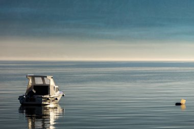 Perast tatil beldesinde su tekne kıyı manzarası, Kotor Körfezi, Karadağ, Avrupa