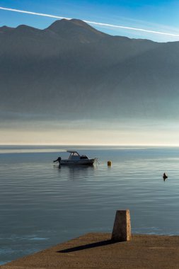 Perast tatil beldesinde su tekne kıyı manzarası, Kotor Körfezi, Karadağ, Avrupa