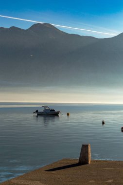 Perast tatil beldesinde su tekne kıyı manzarası, Kotor Körfezi, Karadağ, Avrupa