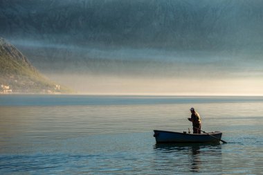 Perast tatil beldesinde suda tekne balıkçı ile kıyı manzarası, Kotor Körfezi, Karadağ, Avrupa