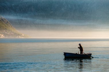 Perast tatil beldesinde suda tekne balıkçı ile kıyı manzarası, Kotor Körfezi, Karadağ, Avrupa