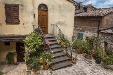 San Casciano dei Bagni, Siena, Toskana, İtalya köyünün sokak evi kapısı ve merdivenlerinin mimari detayı