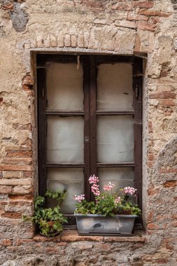 San Casciano dei Bagni köyünün sokak evi penceresinin mimari detayı, Siena, Toskana, İtalya