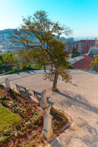 Lizbon, Portekiz, Avrupa mesafede ağaçlar, banklar ve çiçekler ve şehir manzarası ile Şehir parkı