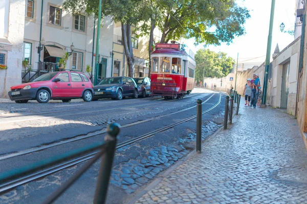 Lizbon, Portekiz, Avrupa caddesinde eski geleneksel tramvay