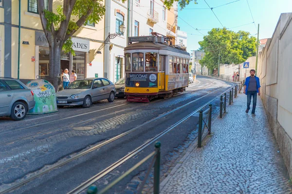 Lizbon, Portekiz, Avrupa caddesinde eski geleneksel tramvay