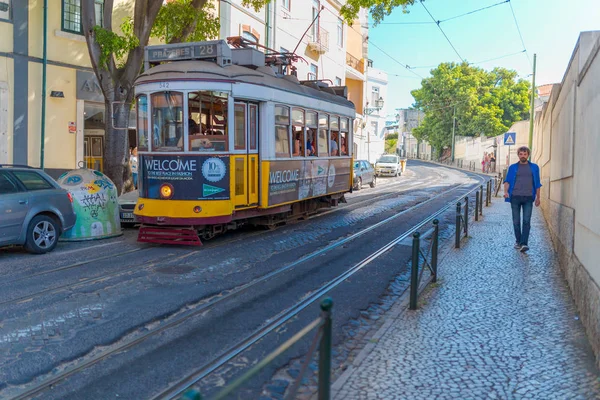 Lizbon, Portekiz, Avrupa caddesinde eski geleneksel tramvay