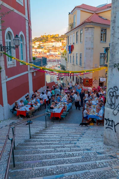 Cena Cidade Com Turistas Descansando Mesas Café Rua Lisboa Portugal — Fotografia de Stock