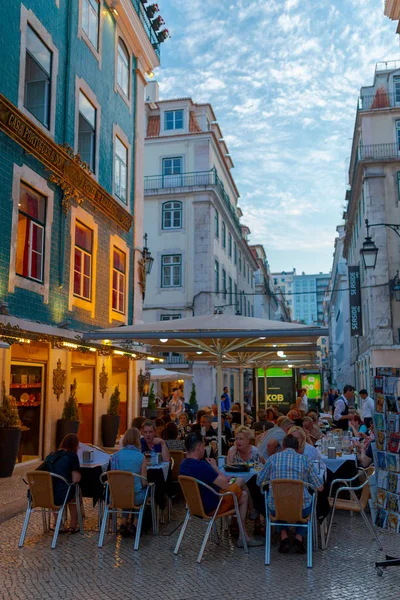 Escena Ciudad Con Turistas Descansando Cafetería Lisboa Portugal Europa — Foto de Stock