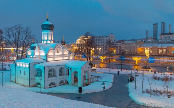 Nieuwjaar Festival Decoratie Straat Met Kerkgebouw Moskou Rusland — Stockfoto