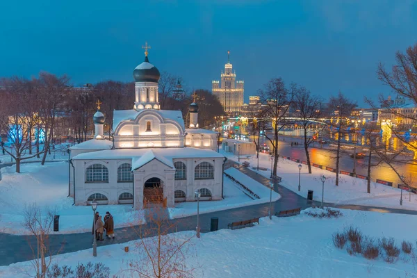 モスクワ ロシアの教会の建物と通りに新年のお祭りの装飾 — ストック写真