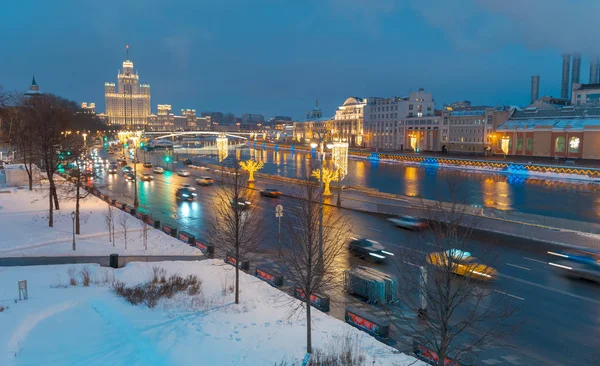 Nyår Festival Dekorationer Gatan Med Bilar Moskva Ryssland — Stockfoto