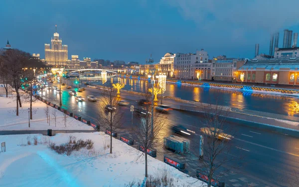 Nyår Festival Dekorationer Gatan Med Bilar Moskva Ryssland — Stockfoto
