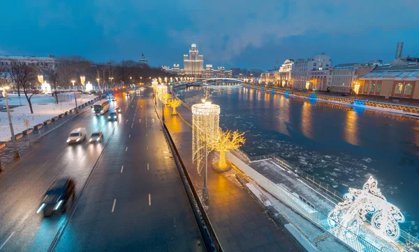 Nyår Festival Dekorationer Gatan Med Bilar Moskva Ryssland — Stockfoto