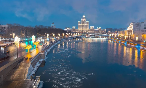 Nieuwjaar Festival Decoraties Straat Met Rivier Moskou Rusland — Stockfoto