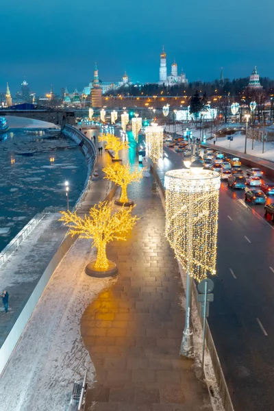 Πρωτοχρονιά Φεστιβάλ Διακοσμήσεις Στο Δρόμο Αυτοκίνητα Στη Μόσχα Ρωσία — Φωτογραφία Αρχείου