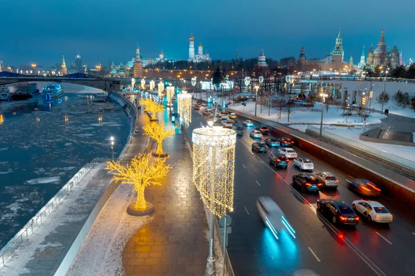 Decorações Festival Ano Novo Rua Com Carros Moscou Rússia — Fotografia de Stock