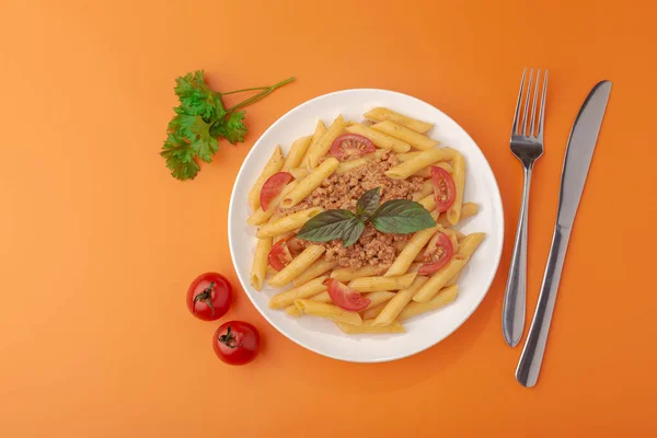 Plate Fresh Bolognese Pasta Tomatoes Basil Leaves Orange Background — Stock Photo, Image