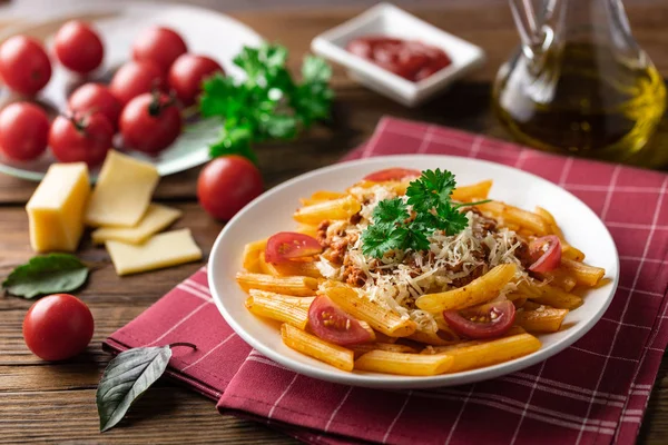 Prato Massa Bolonhesa Fresca Com Tomates Folhas Manjericão Toalha Mesa — Fotografia de Stock