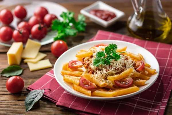 Prato Massa Bolonhesa Fresca Com Tomates Folhas Manjericão Toalha Mesa — Fotografia de Stock