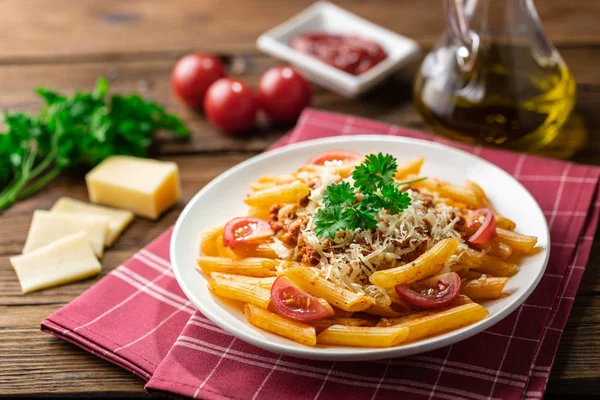 Prato Massa Bolonhesa Fresca Com Tomates Folhas Manjericão Toalha Mesa — Fotografia de Stock