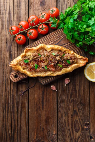 ahşap masa üzerinde Tasty Türk pide üst görünümü
