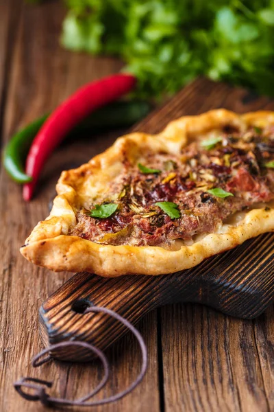 ahşap masa üzerinde Tasty Türk pide seçici odak