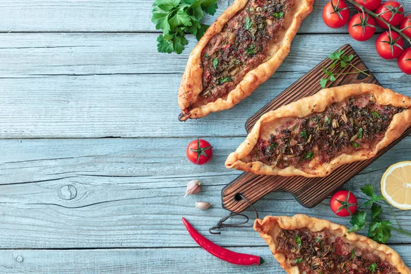 Vue Dessus Tasty Turkish Pide Sur Table Bois Turquoise — Photo