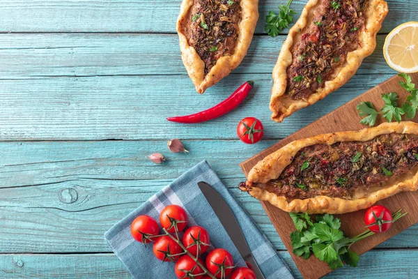 Vue Dessus Tasty Turkish Pide Sur Table Bois Turquoise — Photo