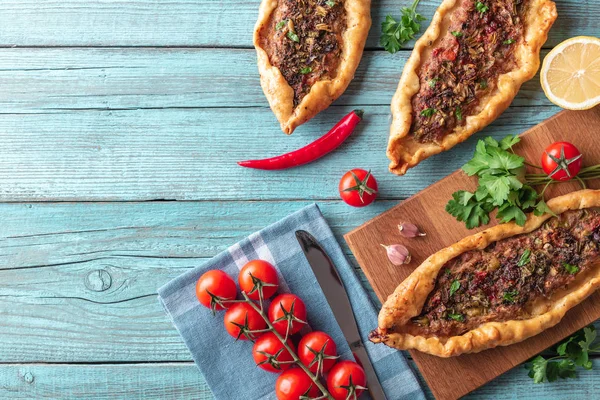 Vue Dessus Tasty Turkish Pide Sur Table Bois Turquoise — Photo