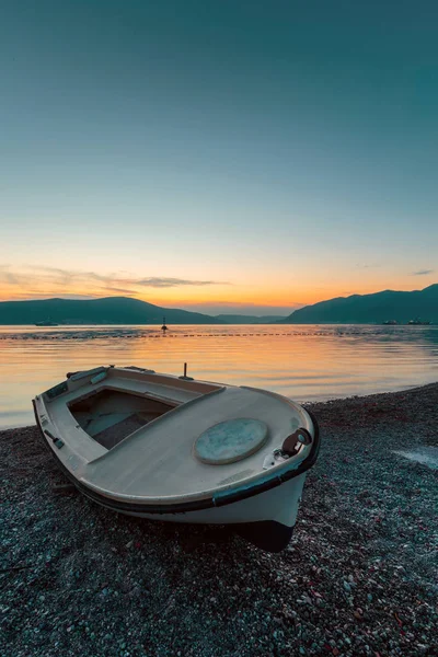 Pemandangan Pantai Dengan Perahu Pantai Saat Matahari Terbenam Tujuan Liburan — Stok Foto