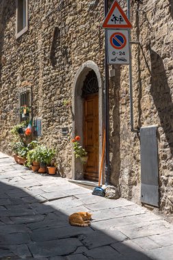 Cortona, Arezzo, Toskana, İtalya eski evde ahşap kapı ile Sokak sahnesi.