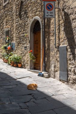 Cortona, Arezzo, Toskana, İtalya eski evde ahşap kapı ile Sokak sahnesi.