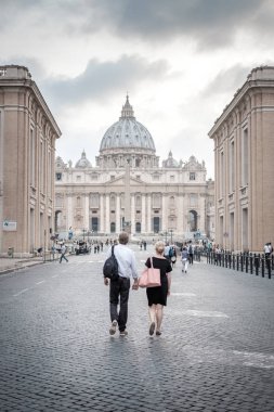 St Peters Meydanı'nda turist çift, Vatikan şehir, Roma, İtalya