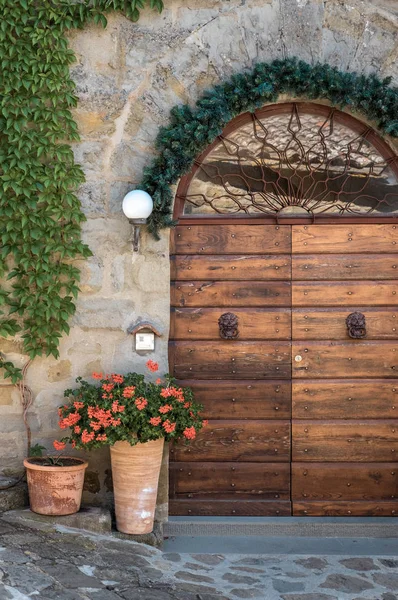 Уличная Сцена Деревянной Дверью Старом Доме Каоне Фаццо Тоскана Италия — стоковое фото