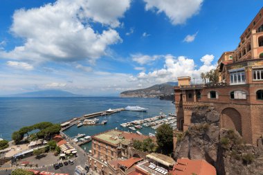 Sorrento limanında şehir manzarası ve teknelerhavadan görünümü, İtalya