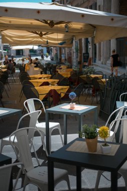 Ravello, Amalfi Coast, İtalya tatil beldesinde sandalye ve masalar ile Sokak kafe