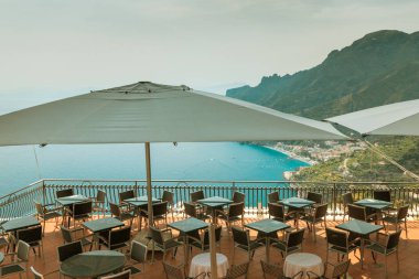Ravello, Amalfi Coast, İtalya tatil beldesinde sandalye ve masalar ile Sokak kafe