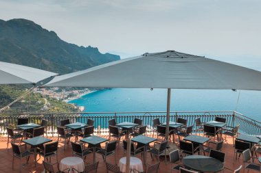 Ravello, Amalfi Coast, İtalya tatil beldesinde sandalye ve masalar ile Sokak kafe
