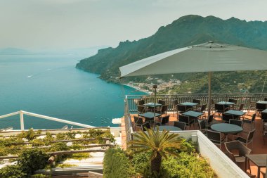 Ravello, Amalfi Coast, İtalya tatil beldesinde sandalye ve masalar ile Sokak kafe