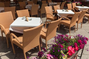 Ravello, Amalfi Coast, İtalya tatil beldesinde sandalye ve masalar ile Sokak kafe