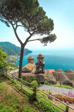 Ravello, Amalfi Coast, İtalya antik mimari ve denizin yüksek açı görünümü