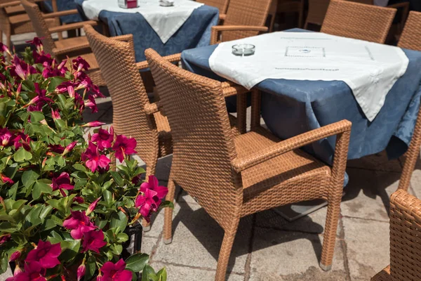 ラヴェッロ アマルフィ海岸 イタリアのリゾートで椅子とテーブル付きのストリートカフェ — ストック写真