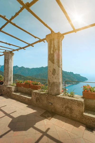 ラヴェッロの海岸に美しい古代庭園 アマルフィ海岸 イタリア — ストック写真