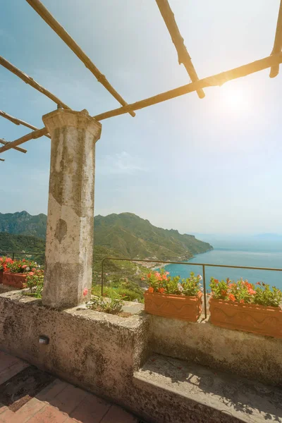 ラヴェッロの海岸に美しい古代庭園 アマルフィ海岸 イタリア — ストック写真