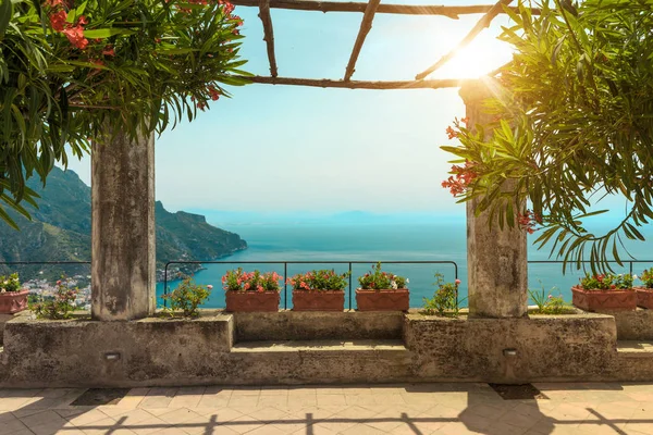 Hermoso Jardín Antiguo Orilla Del Mar Ravello Costa Amalfitana Italia —  Fotos de Stock