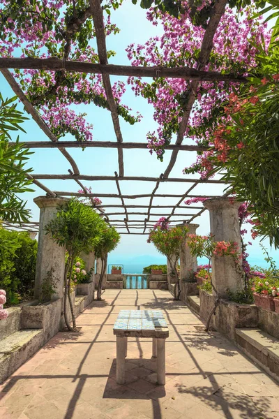 Nádherná Starověká Zahrada Mořském Pobřeží Ravellu Pobřeží Amalfi Itálie — Stock fotografie
