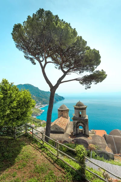 ラヴェッロの古代建築と海の高角図 アマルフィ海岸 イタリア — ストック写真