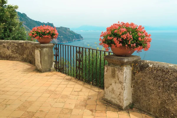 Topfblumen Mit Meerblick Hinter Geländern Ravello Amalfiküste Italien — Stockfoto