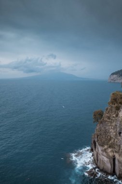 Monte Sant Angelo sahil kayalıklarının Alacakaranlık sahnesi, İtalya
